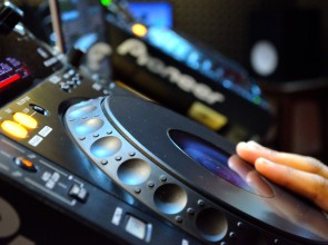 CDJ (Compact Disk Jockey)